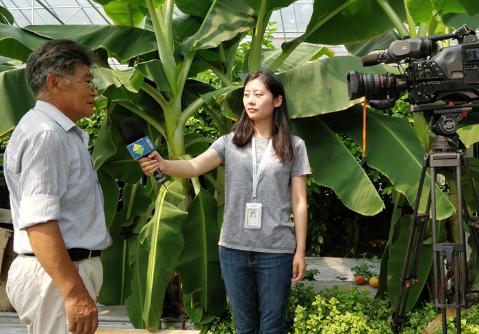 上海市金山电视台采访生态农业专家朱思浩